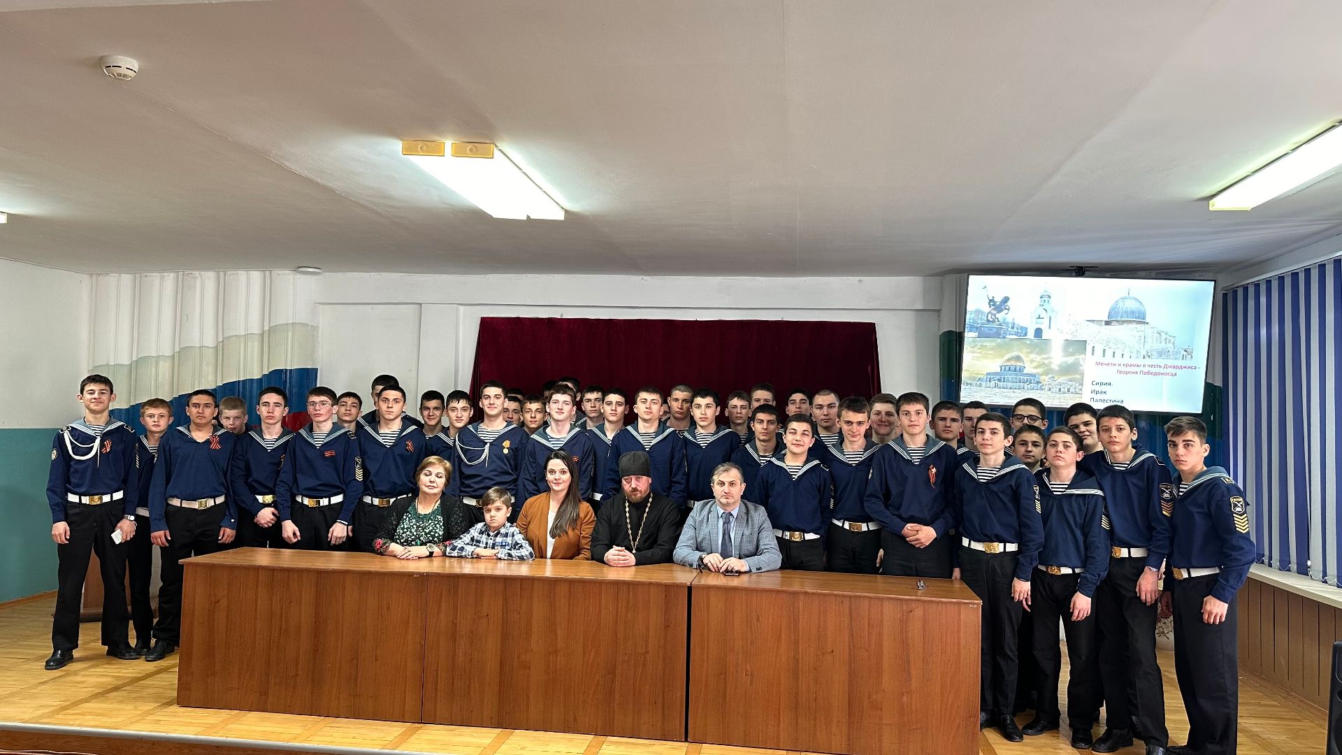 В Дагестане обсудили вопросы межконфессионального согласия и профилактики экстремизма среди курсантов кадетской школы